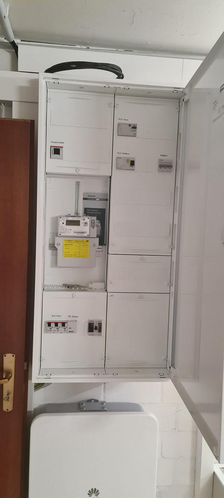 Montage von PV-Anlagen mit Speichersystemen verschiedener Hersteller