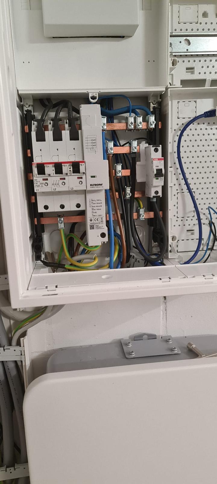 Montage von PV-Anlagen mit Speichersystemen verschiedener Hersteller